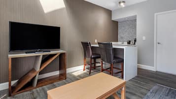Deluxe Suite, 1 King Bed, Non Smoking | Living area