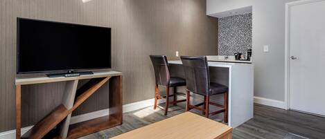 Suite Deluxe, 1 cama de matrimonio grande, no fumadores | Zona de estar | Una televisión