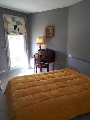 3 slaapkamers, een strijkplank/strijkijzer, gratis wifi, beddengoed