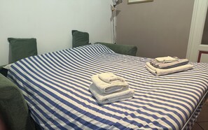 1 habitación, escritorio, tabla de planchar con plancha y wifi gratis