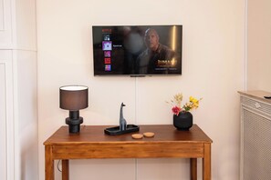 อพาร์ทเมนท์สำหรับครอบครัว, ระเบียง, วิวทะเล | บริเวณนั่งเล่น | ทีวีจอแบน