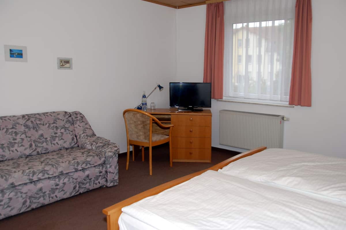 Business Double or Twin Room | Living area