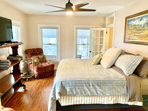 3 habitaciones, escritorio y tabla de planchar con plancha 