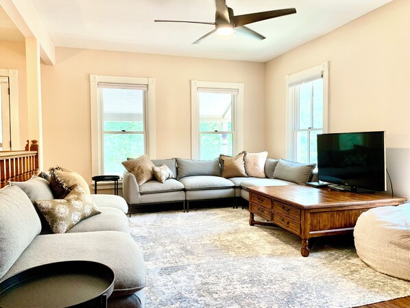 Smart TV, chimenea y libros 