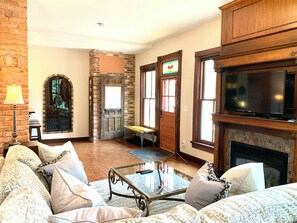 Smart-TV, Kamin, Bücher