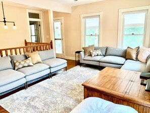 Smart TV, chimenea y libros 