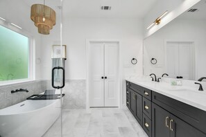 Umweltfreundliche Kosmetikartikel, Haartrockner, Handtücher, Seife