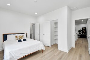 3 habitaciones, tabla de planchar con plancha, wifi y ropa de cama