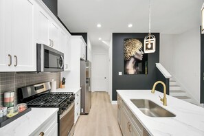 Frigorífic, microones, forn i placa de cuina