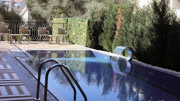 Sæsonbestemt udendørs pool