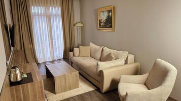 Familien-Suite | Wohnbereich | Smart-TV