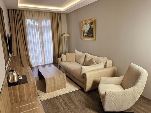 Family Suite | Living area | Smart TV - Viola Hotel Budva (Budva)