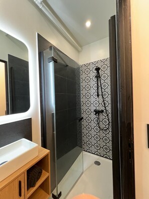 Shower, hair dryer, towels, toilet paper