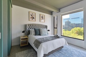 1 bedroom, desk, iron/ironing board, WiFi - Modern City Escape with Rooftop Pool Views (Cape Town)