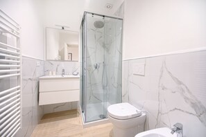 Dusche, Haartrockner, Bidet, Handtücher