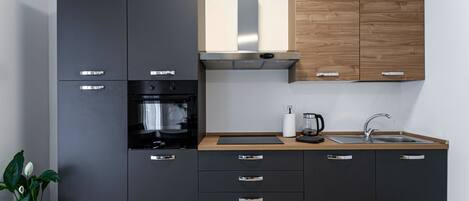 Kühlschrank, Ofen, Wasserkocher, Kochgeschirr/Geschirr/Besteck