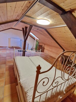 2 bedrooms, travel cot, WiFi, bed sheets