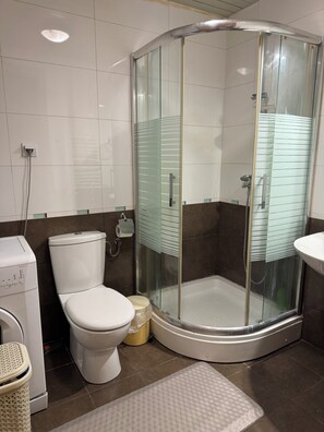 Kostenlose Toilettenartikel, Haartrockner, Bademäntel, Hausschuhe