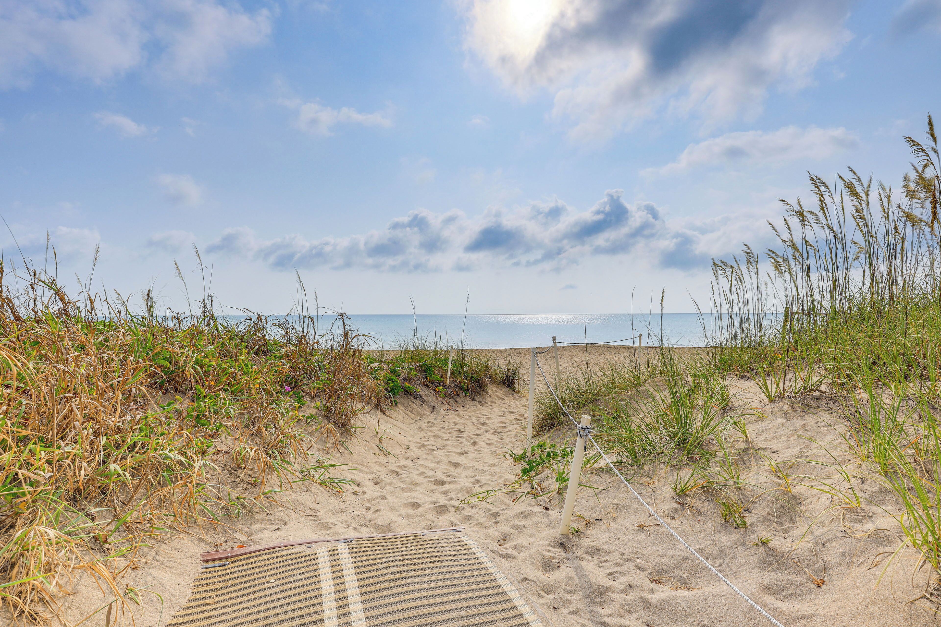 På stranden