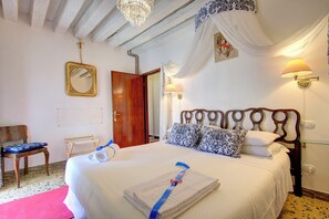 2 多间卧室、防过敏的被褥、特色装修、办公桌