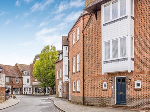 Exterior - City Centre Town House w Parking - Pass the Keys (Chichester)