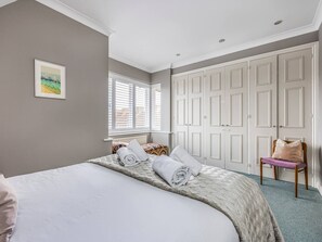 2 bedrooms, desk, iron/ironing board, free WiFi - City Centre Town House w Parking - Pass the Keys (Chichester)