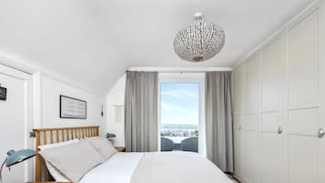 4 bedrooms, desk, iron/ironing board, free WiFi