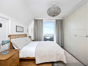 4 slaapkamers, een bureau, een strijkplank/strijkijzer, gratis wifi