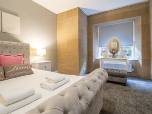 3 bedrooms, iron/ironing board, free WiFi, bed sheets - Private Garden West End with Parking - Pass the Keys (Glasgow)