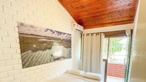 A bedroom with a bed, a painting, a window, and a ceiling fan. - Casa com Piscina a 40 metros do Mar by La Playa (Ipojuca)