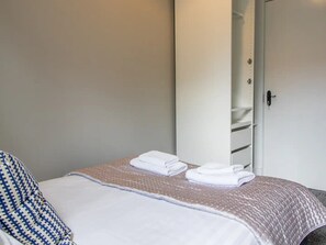 1 bedroom, iron/ironing board, free WiFi, bed sheets - West End Cosy Pop of Colour - Pass the Keys (Glasgow)