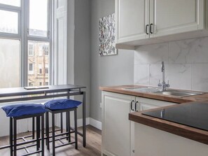 Fridge, oven, dishwasher, toaster - West End Cosy Pop of Colour - Pass the Keys (Glasgow)