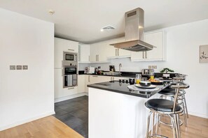 Réfrigérateur, micro-ondes, four, lave-vaisselle