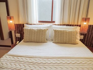 4 bedrooms, iron/ironing board, WiFi, bed sheets
