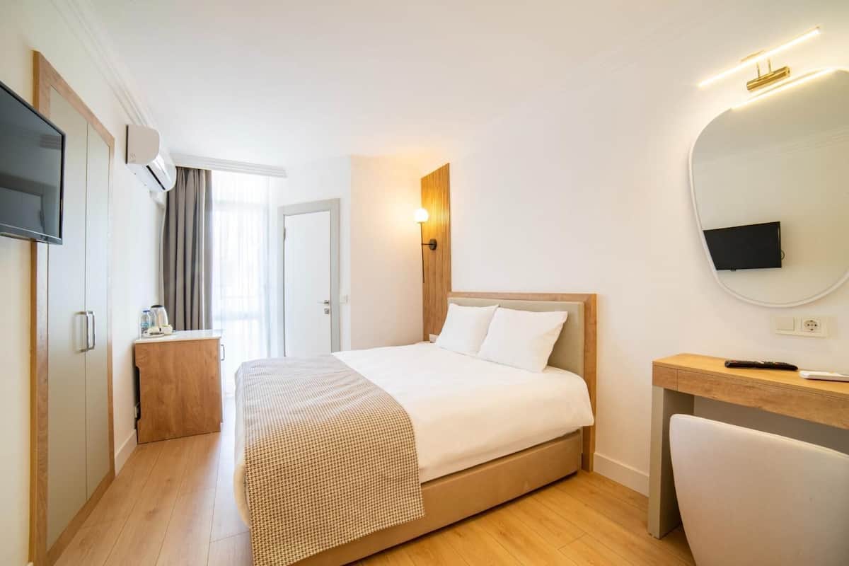 Ropa de cama de alta calidad y caja de seguridad en la habitación