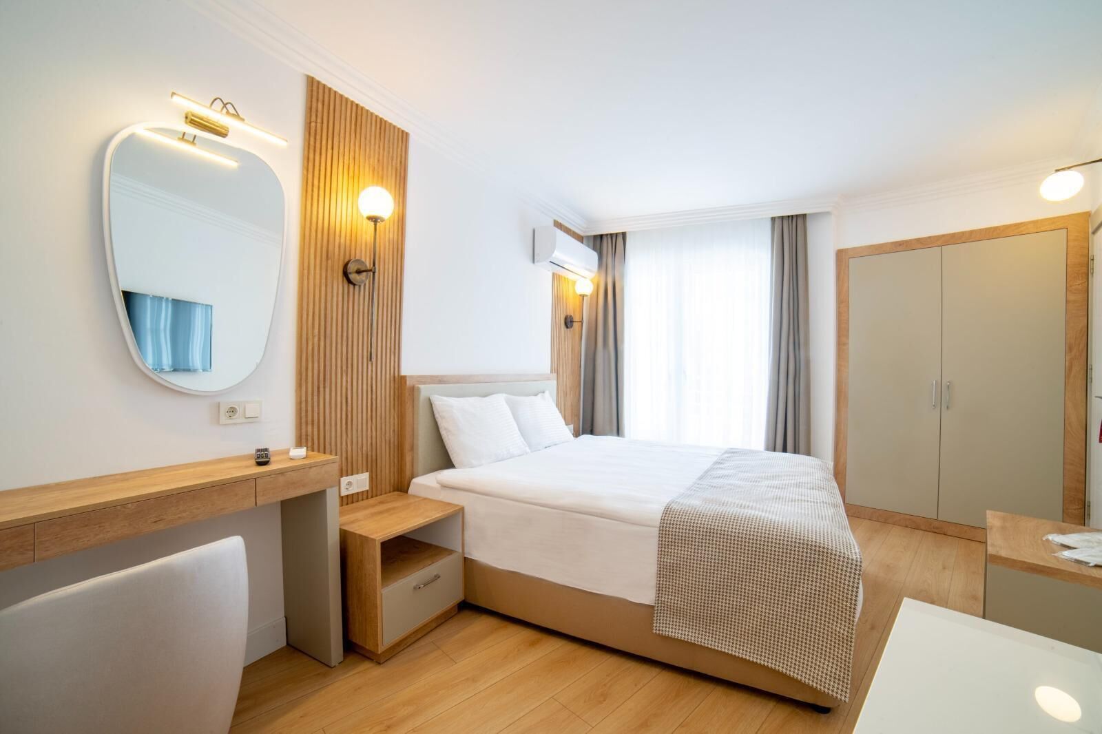 Habitación estándar, vistas parciales al mar | Ropa de cama de alta calidad, caja fuerte, cunas gratuitas y wifi gratis