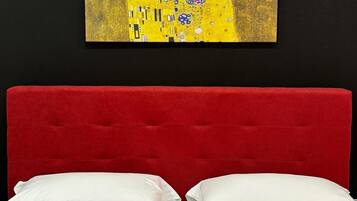 Camera Superior con letto matrimoniale o 2 letti singoli | Una cassaforte in camera, una scrivania, postazione laptop