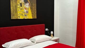 Camera Superior con letto matrimoniale o 2 letti singoli | Una cassaforte in camera, una scrivania, postazione laptop