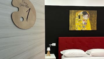 Camera Superior con letto matrimoniale o 2 letti singoli | Una cassaforte in camera, una scrivania, postazione laptop