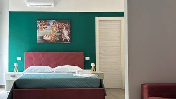 Quadrupla Luxury, vista mare parziale | Bagno | Doccia, asciugacapelli, accappatoio, asciugamani