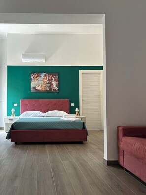 Phòng 4 Cao cấp, quang cảnh một góc biển | Phòng tắm | Buồng tắm vòi sen, máy sấy tóc, áo choàng tắm, khăn tắm 