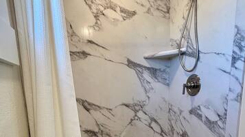 Douche, sèche-cheveux, serviettes fournies, savon