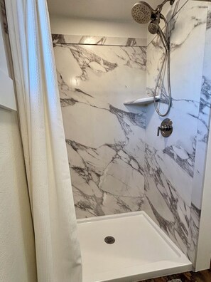 Dusche, Haartrockner, Handtücher, Seife