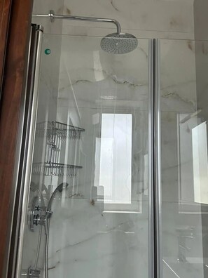 Hair dryer, towels, soap, shampoo - cosy apartment in the best part of gzira (Il-Gzira)