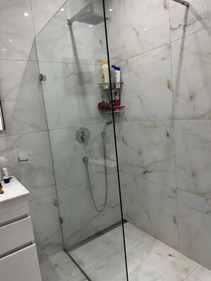 Haartrockner, Handtücher, Seife, Shampoo