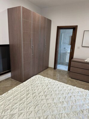 2 bedrooms, iron/ironing board, WiFi, bed sheets - cosy apartment in the best part of gzira (Il-Gzira)