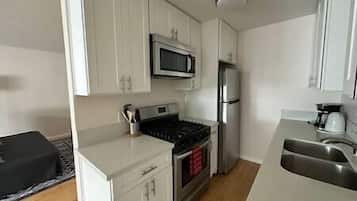 Kylskåp, mikrovågsugn, ugn och spishäll