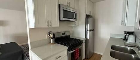 Køleskab, mikrobølgeovn, ovn, kogeplade