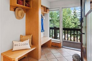 Interior - Charming 2BR/2BA slope-side condo with covered parking. (Snowmass Village)