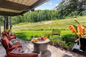 Outdoor dining - Charming 2BR/2BA slope-side condo with covered parking. (Snowmass Village)